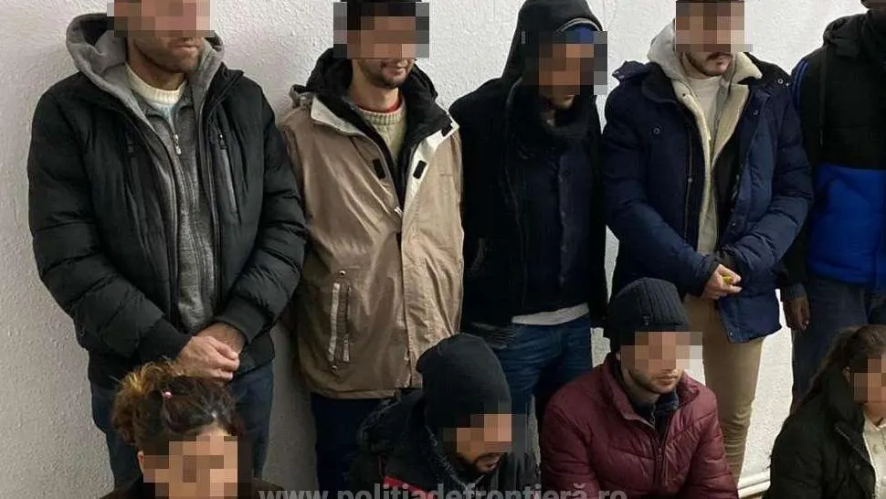 Camion cu migranți, oprit la granița dintre România și Ungaria