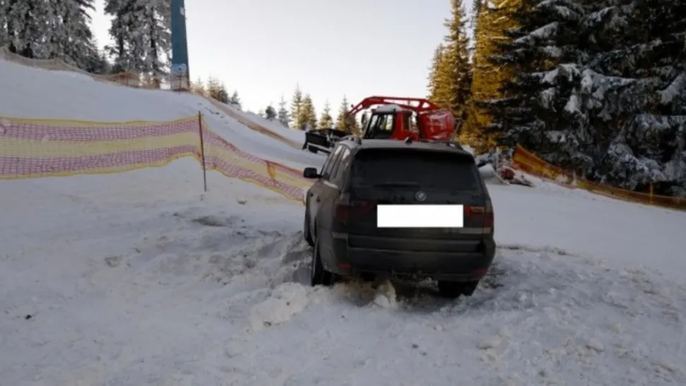 Un șofer a rămas împotmolit cu BMW-ul pe pârtie