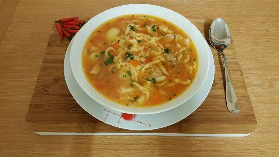 Obiceiul care face ciorba otravitoare. Toate gospodinele fac asta fara sa-si dea seama