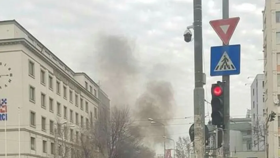 O mașină a luat în mers pe un bulevard aglomerat din Capitală