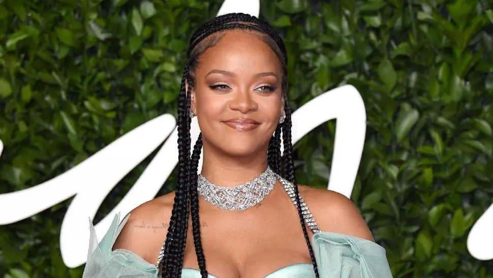 Rihanna are un nou iubit celebru. Cum a fost surprinsa de fotografi