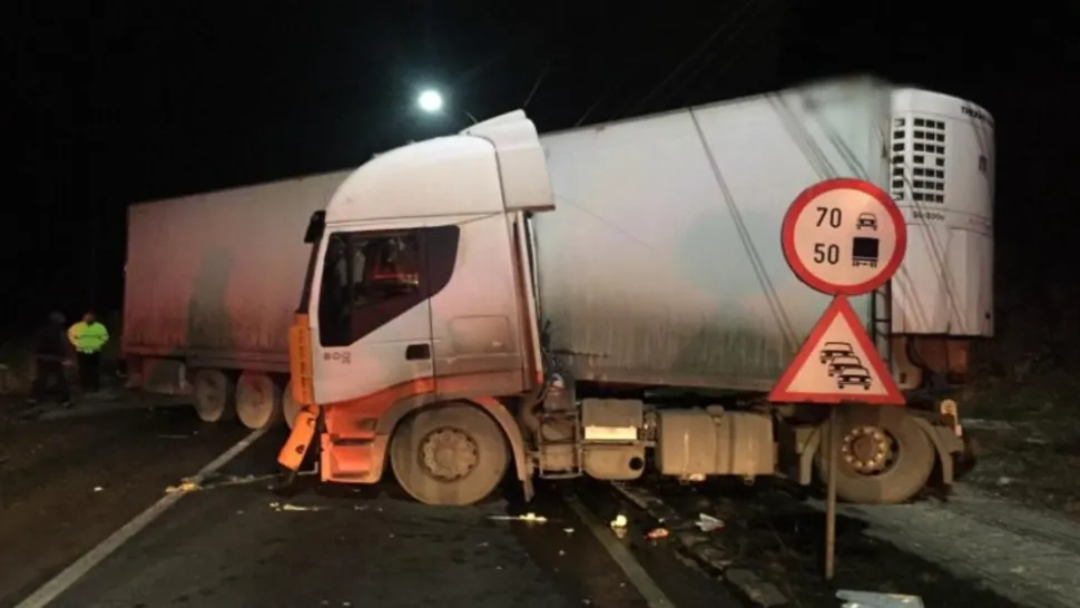 Trafic blocat, la Sinaia, după ce un TIR cu banane a derapat