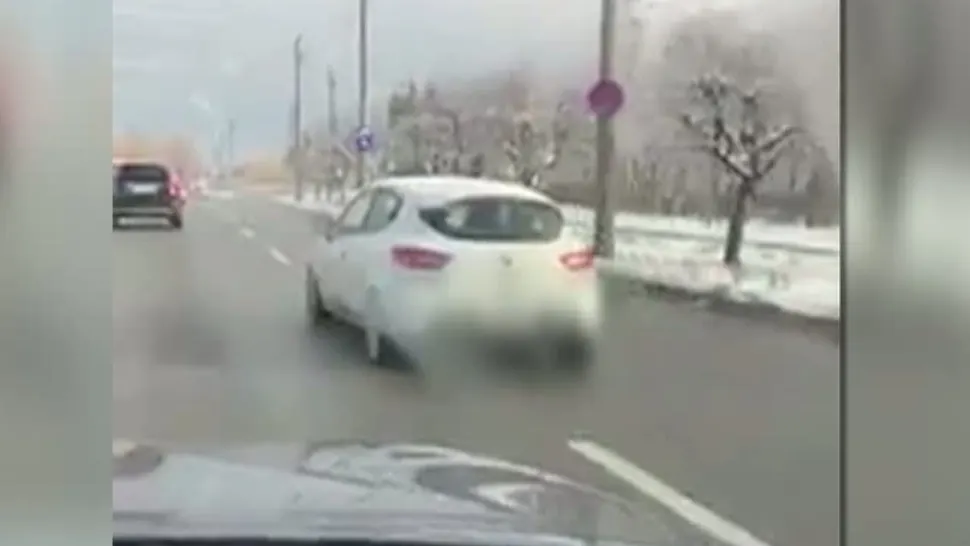 Imagini scandaloase! Copil filmat în trafic, în brațele șoferului