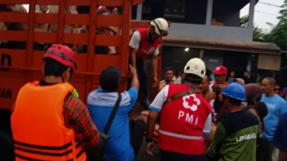 Şapte elevi au murit luaţi de o viitură în Indonezia. Alţi trei sunt daţi dispăruţi