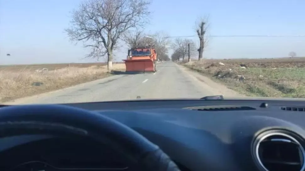 Utilaj de deszăpezire pe un drum...fără zăpadă