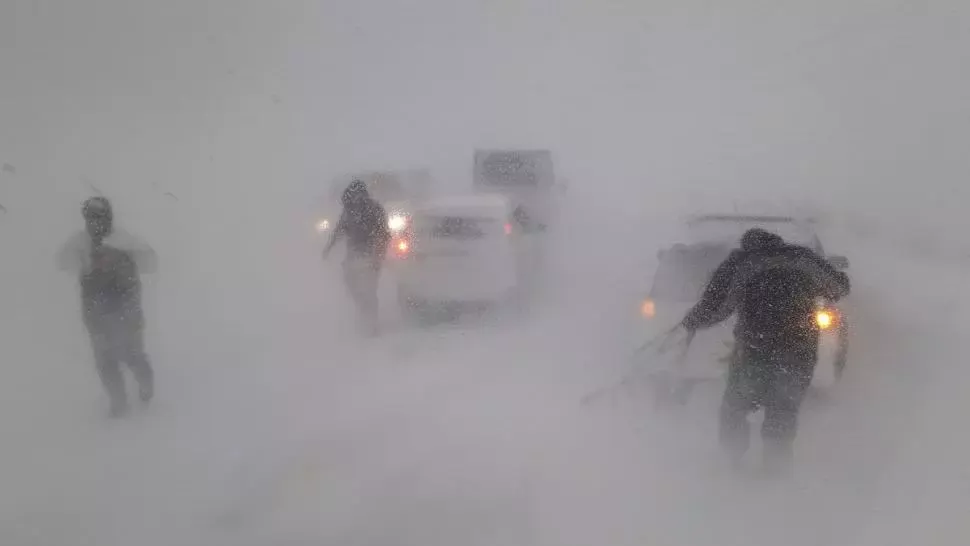VIDEO - Accidente pe A1, din cauza zapezii. Un tir a derapat, mai multe masini lovite