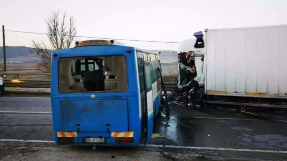 Grav accident, cu un mort şi 7 răniţi, în jud. Bistrița-Năsăud. Un autobuz s-a ciocnit cu un autotren