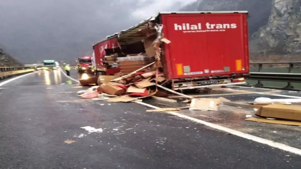 Accident cumplit pe Valea Oltului! Șoferul a rămas încarcerat