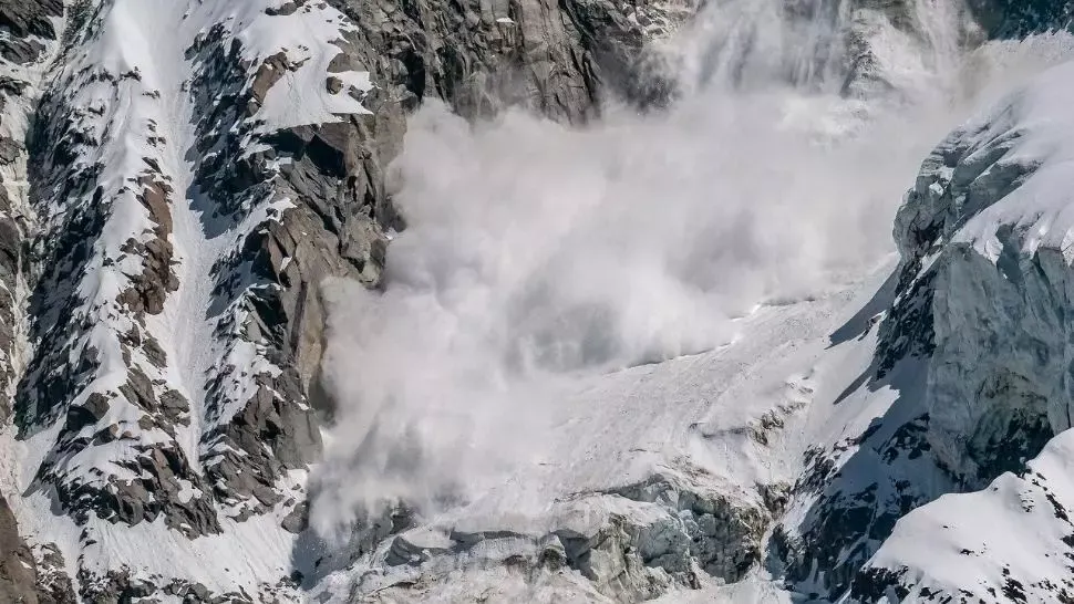 Risc ridicat de AVALANȘĂ în munții Bucegi, Baiului și Ciucaș. Avertismentul salvamontiștilor pentru turiști