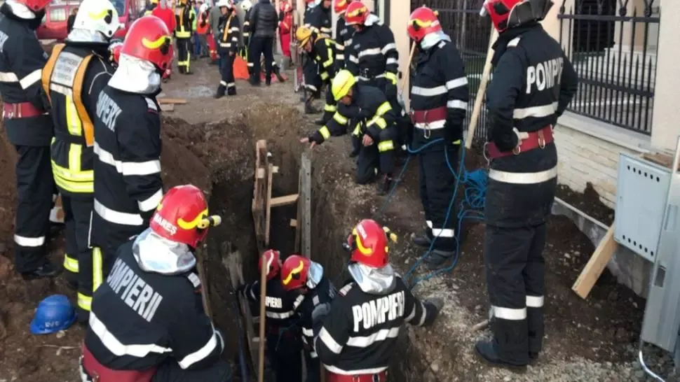 Interventie pompieri. Barbat acoperit de pamant