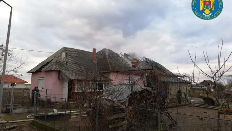 Un sătmărean și-a dat foc la casă, rănindu-și și fiul