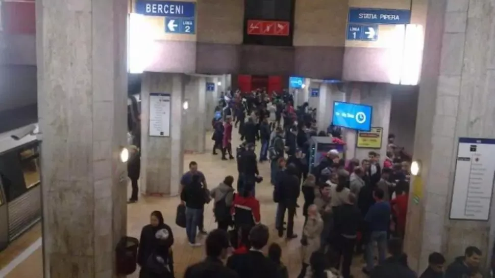 Tânăr asiatic, scos cu forța din metroul bucureștean: "L-au scuipat si l-au îmbrâncit"