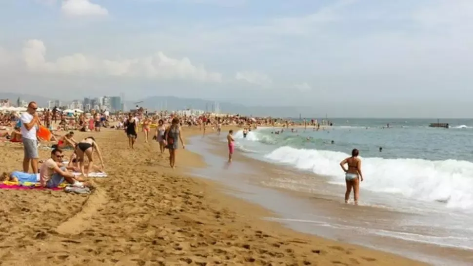 Turiștii sfidează canicula la plajă. La ce riscuri se expun
