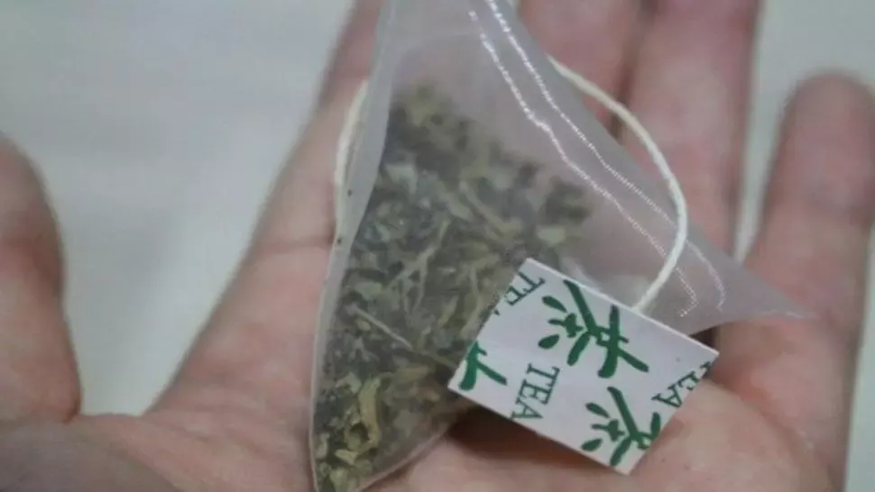 11,6 miliarde de microplastice ajung în organism când bem ceai la pliculeț