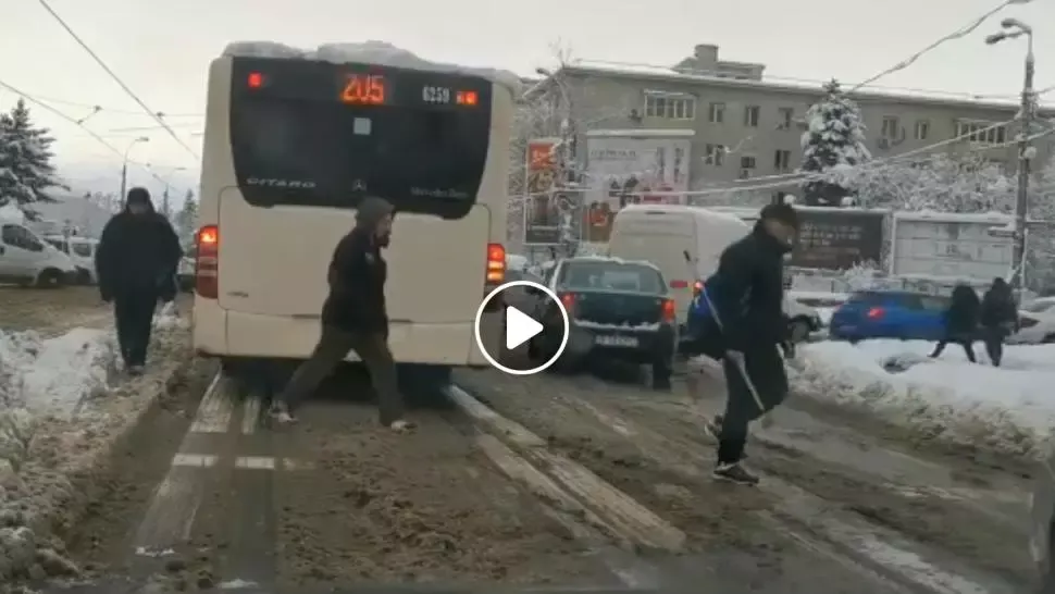 VIDEO - Cum blocheaza un autobuz o intersectie din Bucuresti