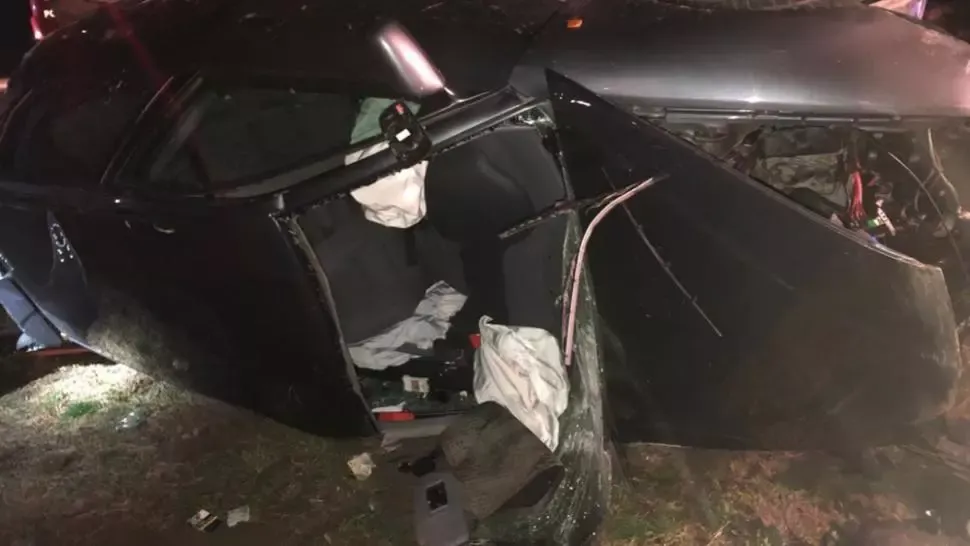 Un tânăr s-a răsturnat cu mașina pe câmp și și-a pierdut viața