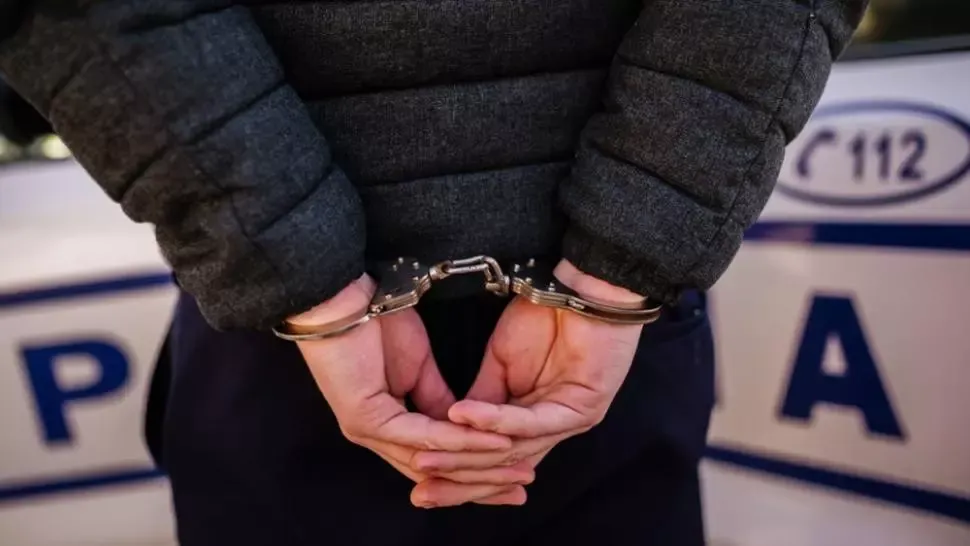 Un individ i-a smuls telefonul din mână unui minor și a fugit