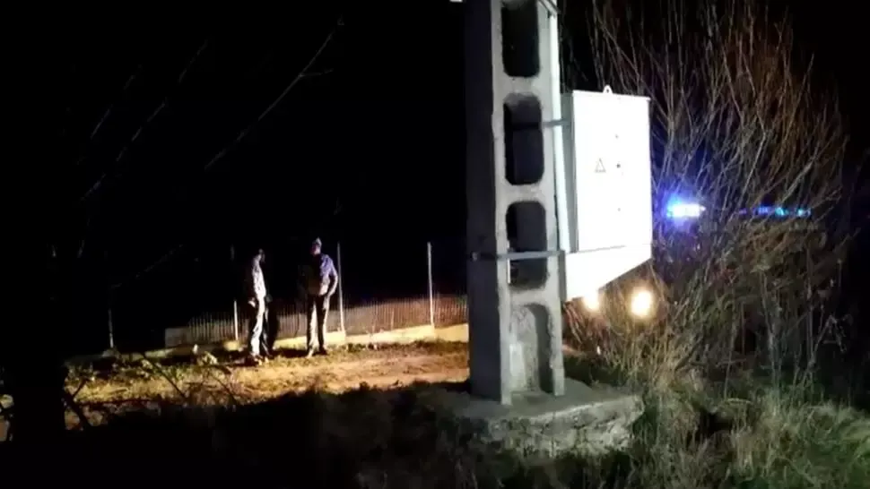 Adolescent electrocutat, după ce s-a urcat pe un stâlp