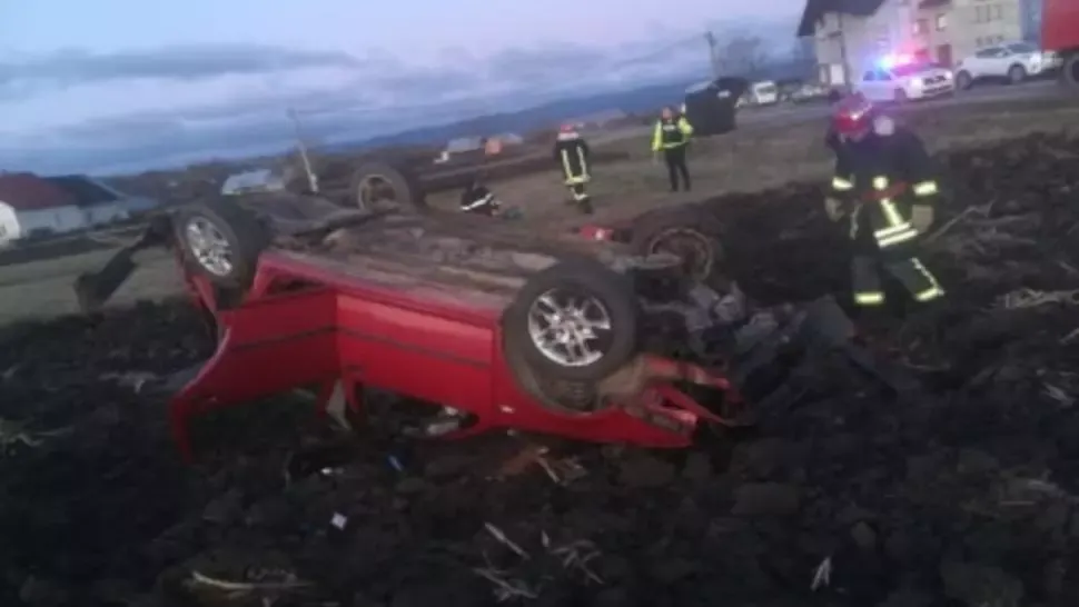 Accident grav, în jud. Suceava: două victime, după ce mașina s-a răsturnat