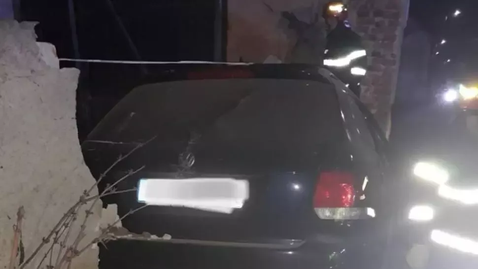 Accident grav, pe DN1, la Viștea de Jos: un mort și 2 răniți, după ce au intrat cu mașina într-o casă