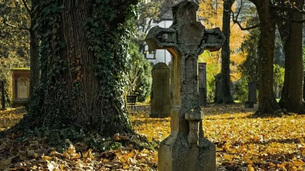 Un bărbat și-a dus tatăl mort la cimitir, într-un cărucior