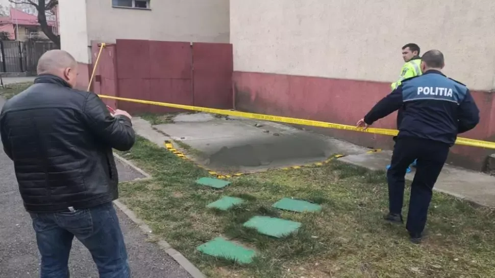 O femeie a decedat după ce a căzut de la etajul blocului