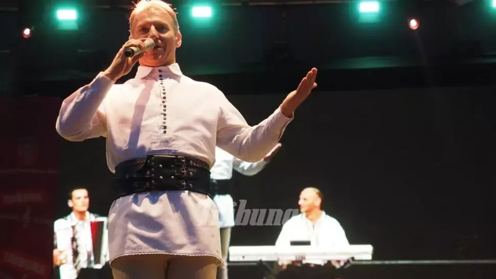 Surpriză în politică - Un cunoscut cântăreț de muzică populară candidează. Ce partid a ales