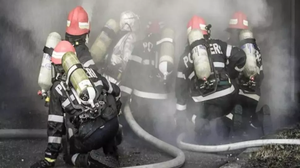 6 pompieri, în carantină după un incendiu la locuința unei persoane aflate în izolare