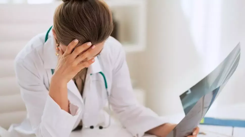 Încă un medic rupe tăcerea: "Avem teste? Nu avem! Avem echipamente de protecție? Nu avem!"
