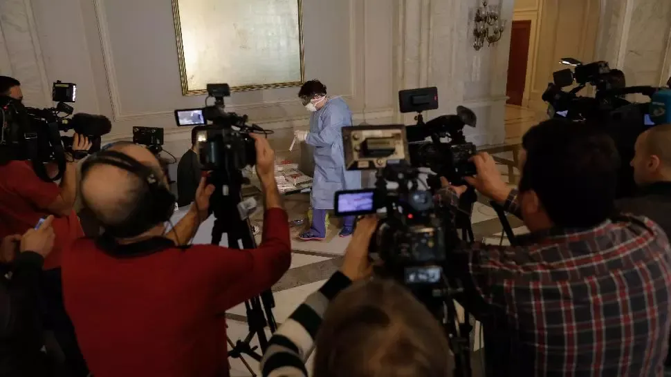 FOTO Teste de urgență pentru COVID-19 în Parlament. Se iau probe aleșilor și jurnaliștilor