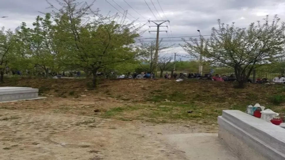 Sute de oameni la o înmormântare. Toate restricțiile ordonanțelor au fost încălcate!