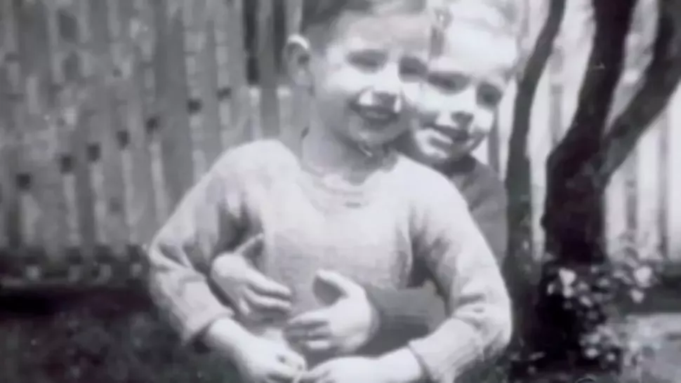 A fost despărţit de sora sa când era mic. După 65 de ani, copilul vecinului îi spune TOT. Răsturnare spectaculoasă de destin: cine era