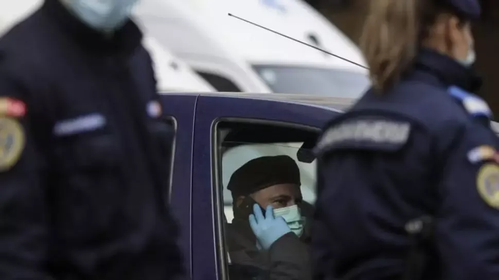 Petrecere cu zeci de persoane într-un cartier din Craiova. S-a intervenit în forță