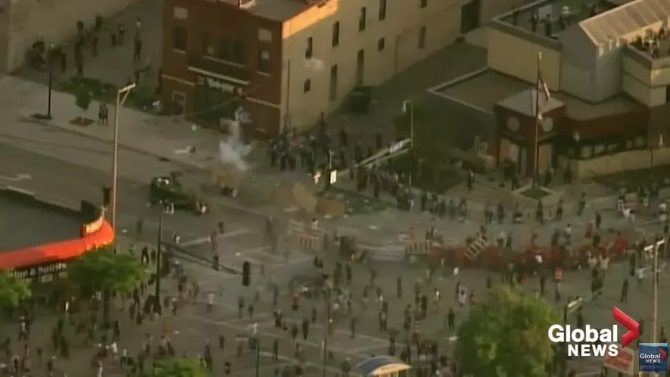 Val de proteste violente în Minneapolis. Vezi CARE au fost cauzele