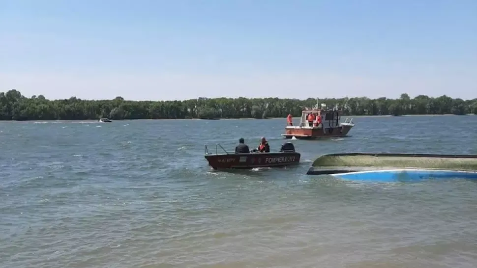 Incident grav, pe brațul Sulina: o ambarcațiune cu 10 oameni la bord s-a răsturnat
