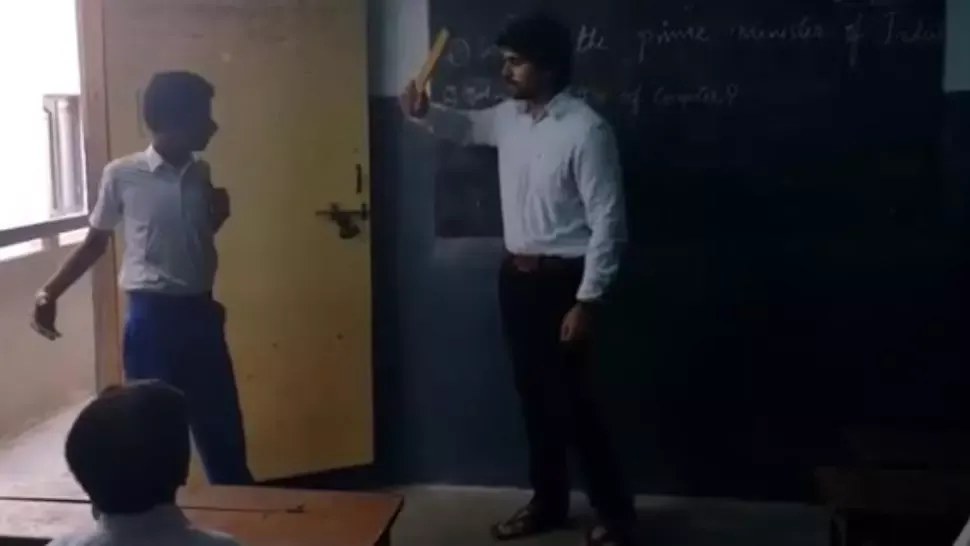 Profesorul l-a pedepsit crunt pentru că întârzia la ore. Într-o zi, i-a aflat secretul tulburător
