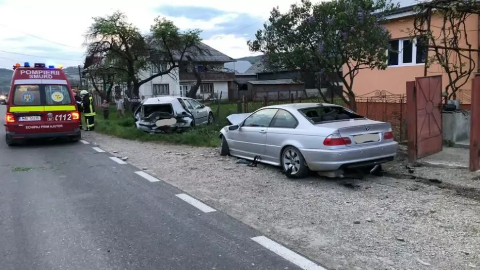 3 persoane, între care o gravidă, spulberate de mașină, în timp ce se aflau pe o bancă