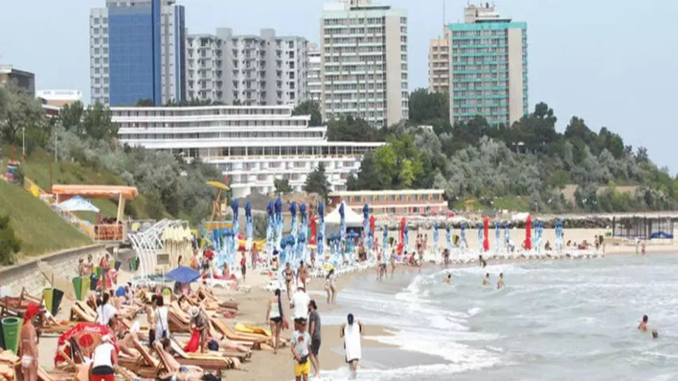 Peste 100 de hoteluri de pe litoral așteaptă turiștii de la 1 iunie, când se deschid terasele