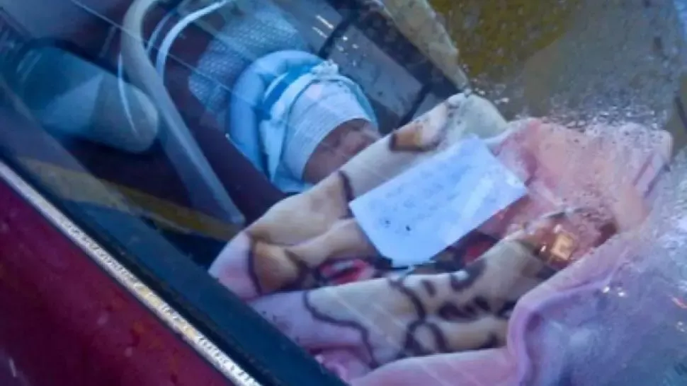 A văzut un bebeluş în maşină. Alături, un bilet. Când l-a citit, a chemat Poliţia