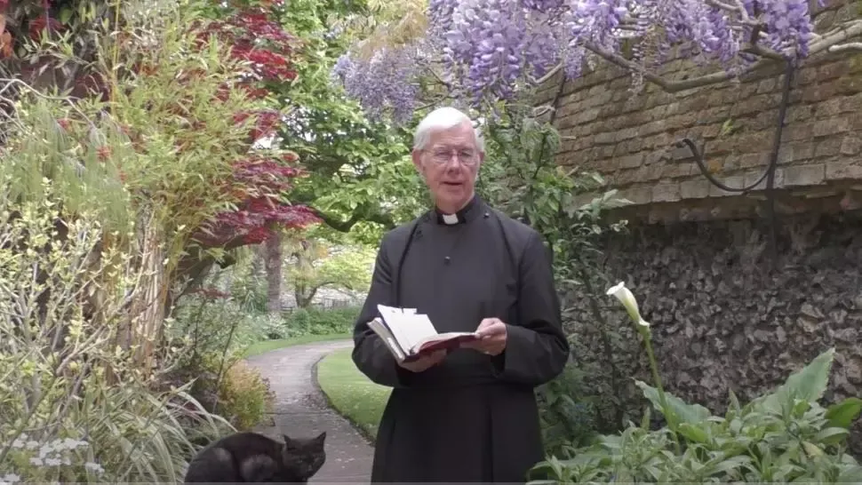 Motanul Leo, nelipsit de lângă reverendul Robert Willis, în grădina Catedralei Canterbury
