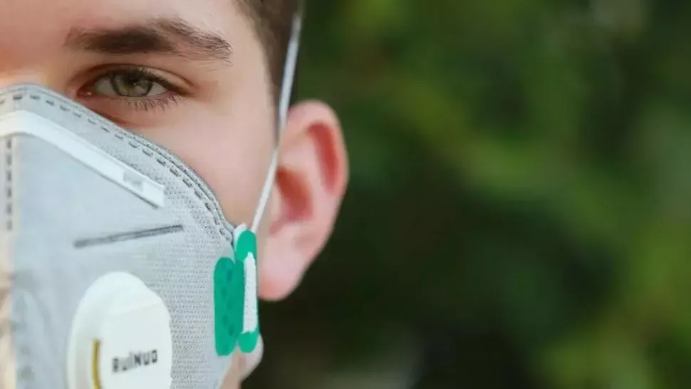 VIDEO Purtarea îndelungată a măștii de protecție ar putea avea efecte negative asupra tenului, avertizează dermatologii