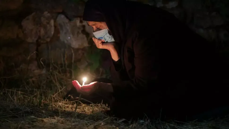 Slujba de Înviere la Constanța, 26-27 mai 2020, în timpul epidemiei de coronavirus. ÎPS Teodosie a împărțit Lumina de Paști, a doua oară în acest an; Inquam Photos/Octav Ganea