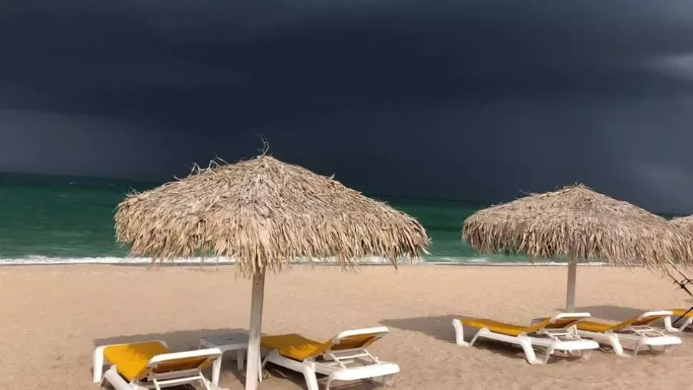 Imagini impresionate pe Litoral, nori negrii deasupra mării