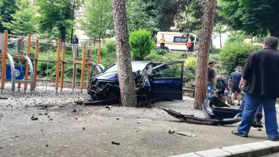 Accident spectaculos în Sfântu Gheorghe. O mașină a plonjat în spațiul de joacă pentru copii și s-a oprit într-un copac
