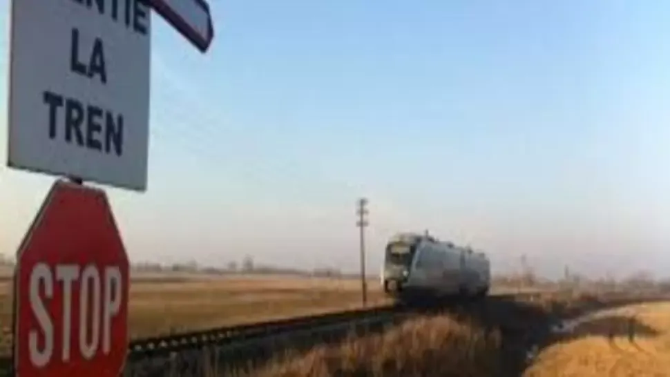 COLIZIUNE între un TIR încărcat cu cherestea și un tren de persoane, în județul Maramureș