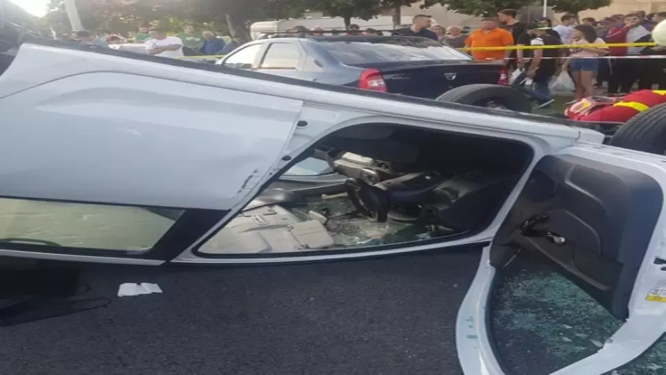 ACCIDENT spectaculos: o mașină a ajuns CU ROȚILE ÎN SUS, pe un bulevard din Turnu Severin