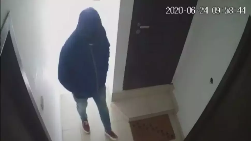 Bărbat căutat de polițiștii craioveni după ce a fost filmat când verifica ușile mai multor apartamente