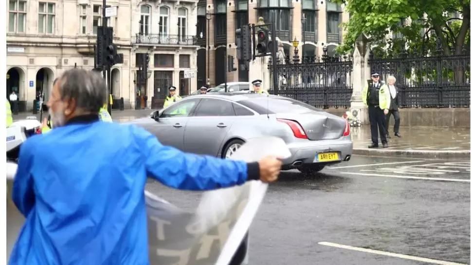 Boris Johnson, implicat într-un incident rutier în apropierea Parlamentului Britanic. Un protestatar a atacat convoiul premierului