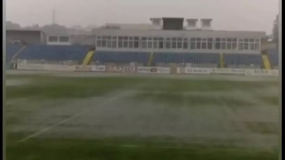 VIDEO | FC Botoșani – CFR Cluj, în pericol? Ploi torențiale și furtuni puternice la Botoșani