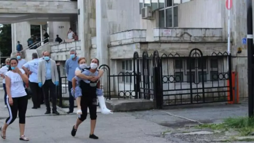 Caz revoltător, la Târgu Jiu: femeie cărată în spate de fiica ei, la spitalul unde era în vizită ministrul Sănătății